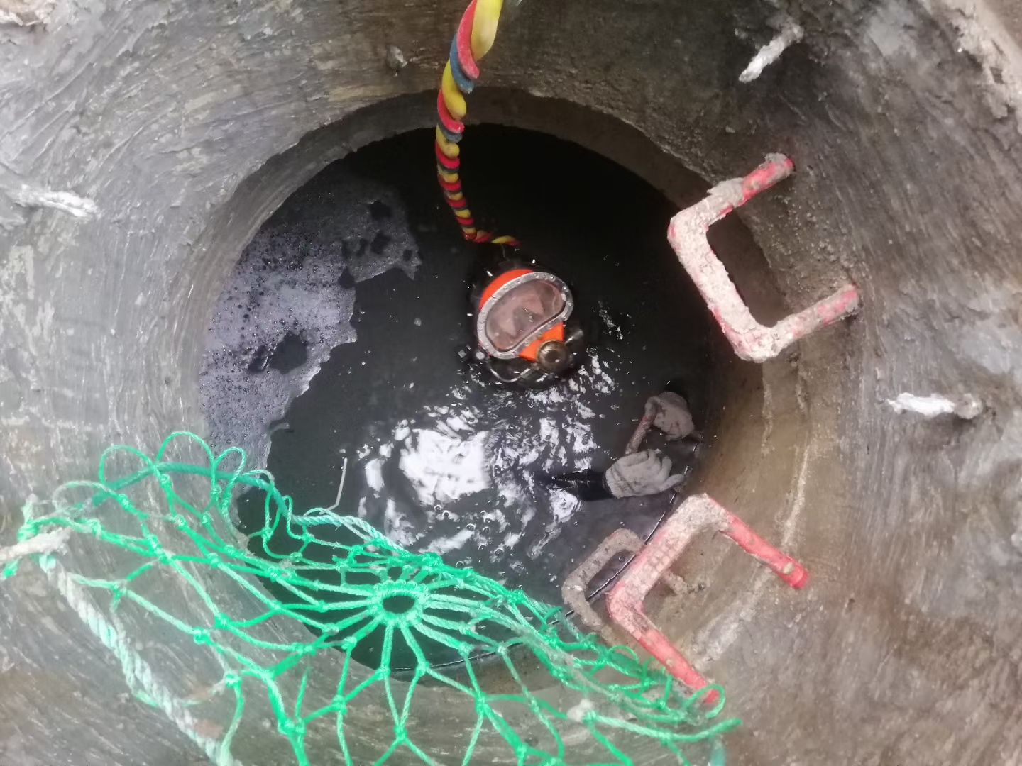 广州海珠区庄头村管道堵塞近月，污水浸街臭味熏天！