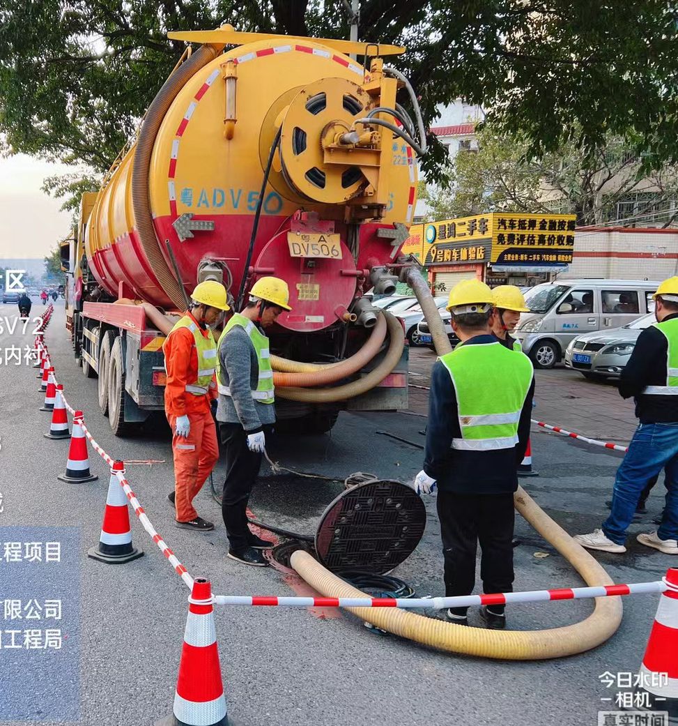 工人加大管道清淤疏通 确保污水管道排水畅通
