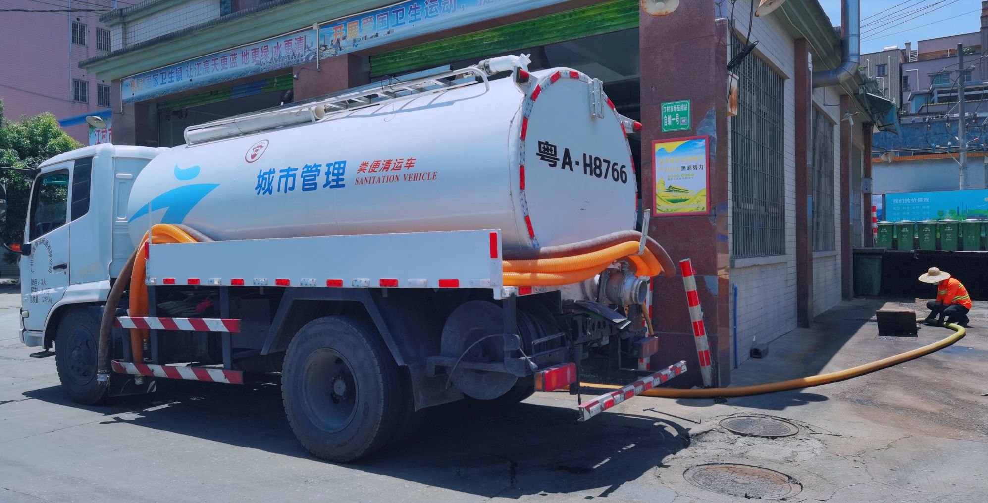  公共排污管常堵塞 小区业主家半年3次遭污水浸泡