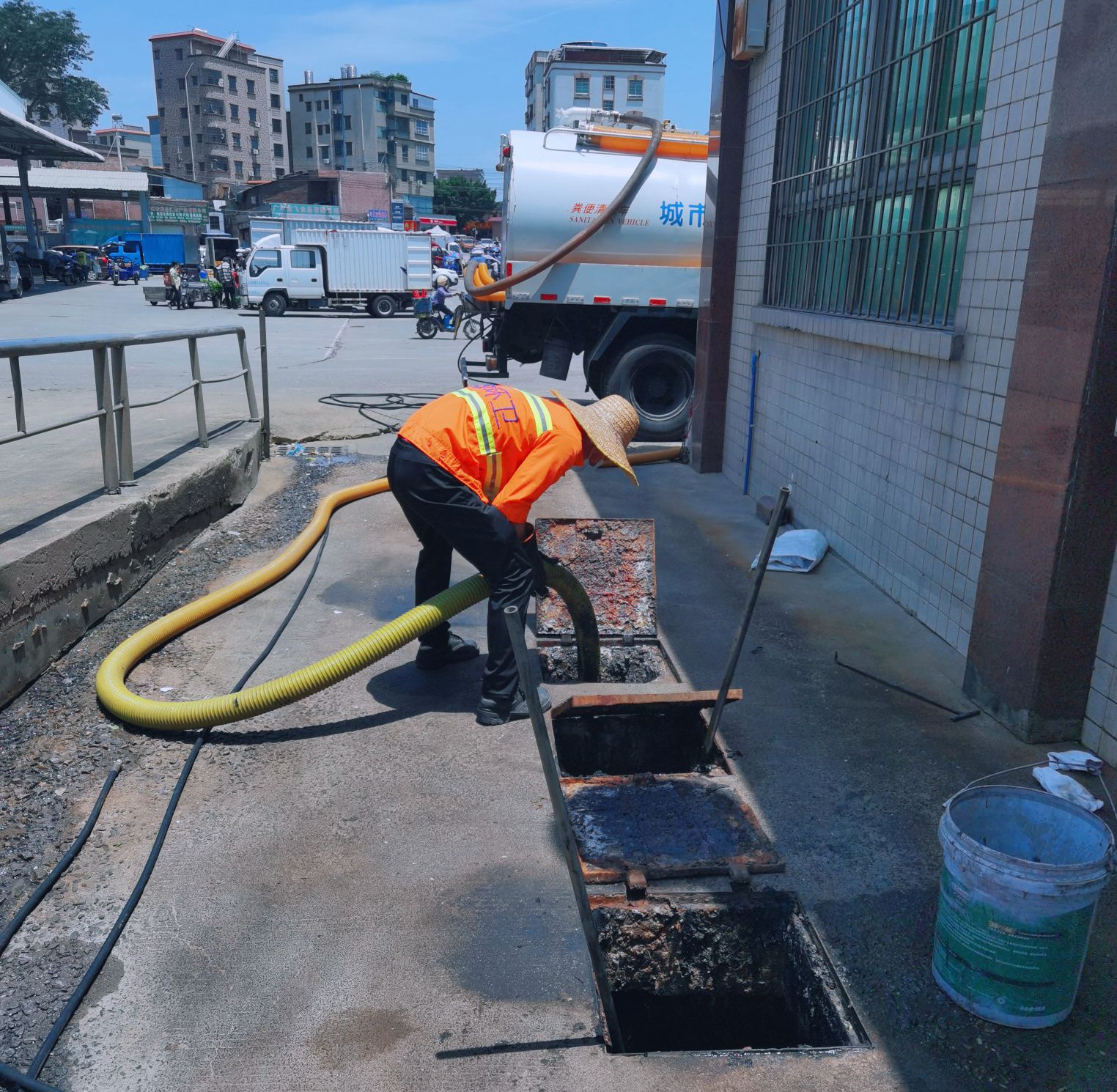  东莞市东坑某企业利用化粪池、雨水渠偷排？最高罚款100万